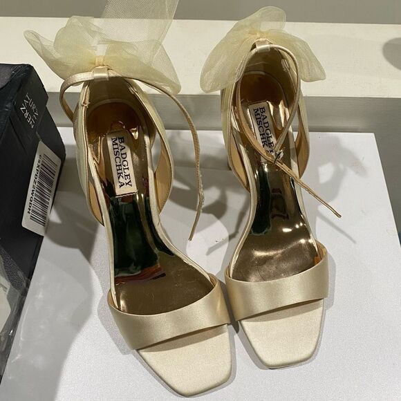 Badgley Mischka Women's Kim Heeled Sandal Bow Block Heel Ivory Satin Size 7.5 - Picture 2 of 7